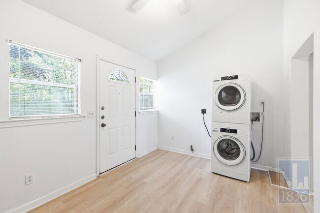 Building Photo - 1201 W 40th St