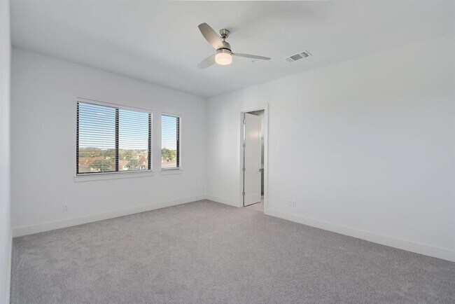 Building Photo - 2050 Lohmans Spur Rd