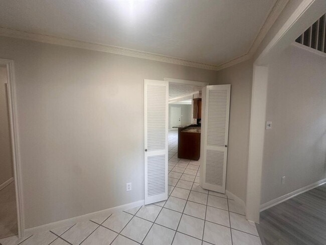 Building Photo - 219 Kings Ct