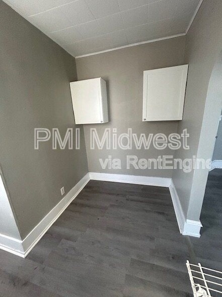 Building Photo - 2516 S Washington St