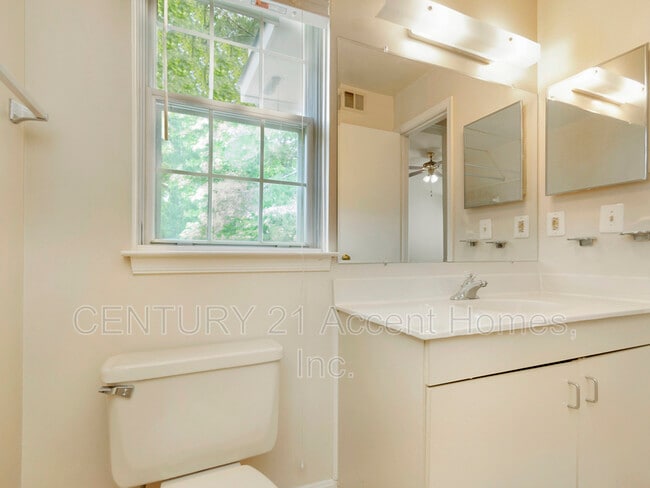 Building Photo - 8647 Beekman Pl