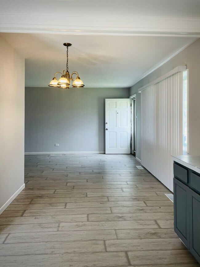 Building Photo - 3 Bedroom 1.5 Bathroom-Calumet City