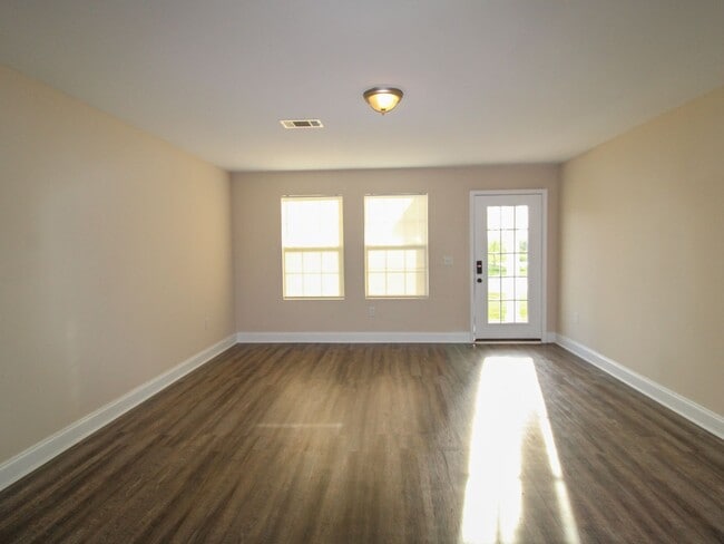 Building Photo - 140 Meadows Ln