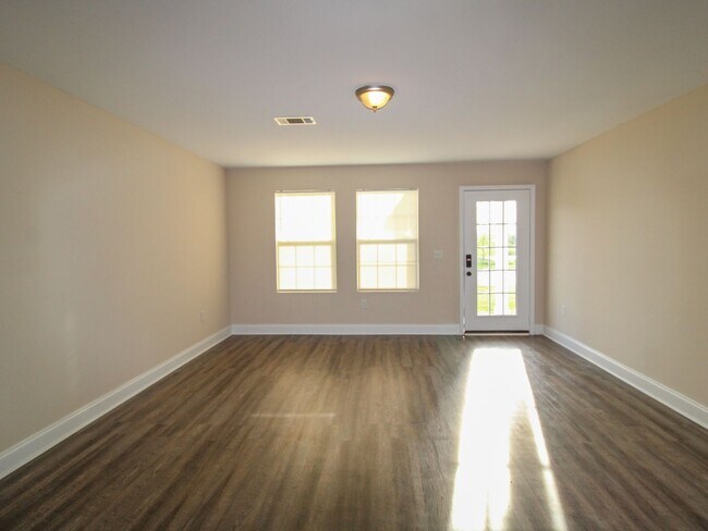 Building Photo - Charming 3BR/2BA Duplex Close to Shopping & Schools