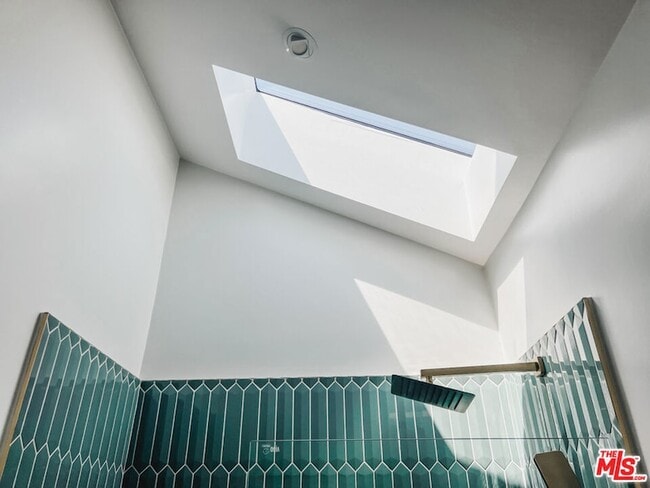 Building Photo - 3836 1/2 Seneca Avenue Unit