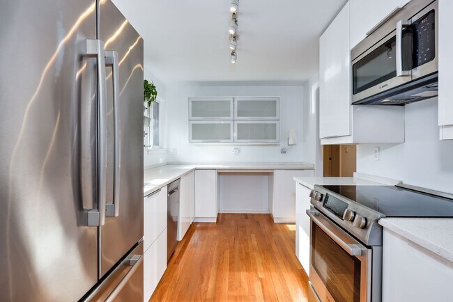 Building Photo - Downtown Bainrbidge Rental -  1/2 Off June...
