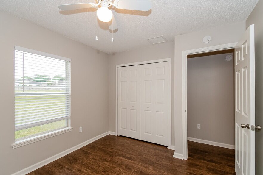 Building Photo - 1864 Creekview Dr