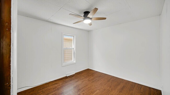 Building Photo - 2 Bedroom 1.5 Bathroom House for Rent!