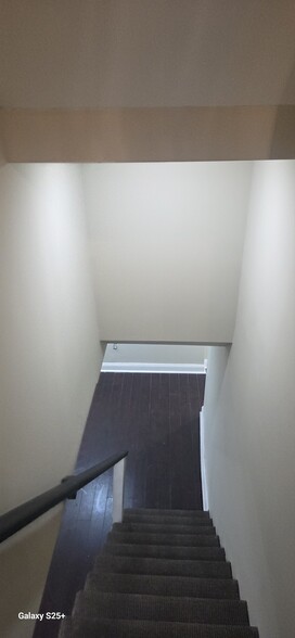 Building Photo - 215 E Walnut Park Dr