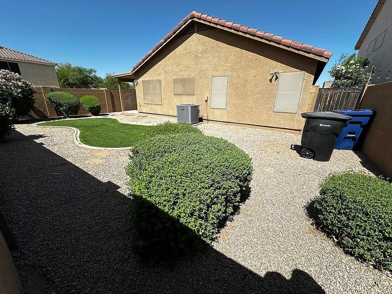 Primary Photo - 2911 E Cherry Hills Dr