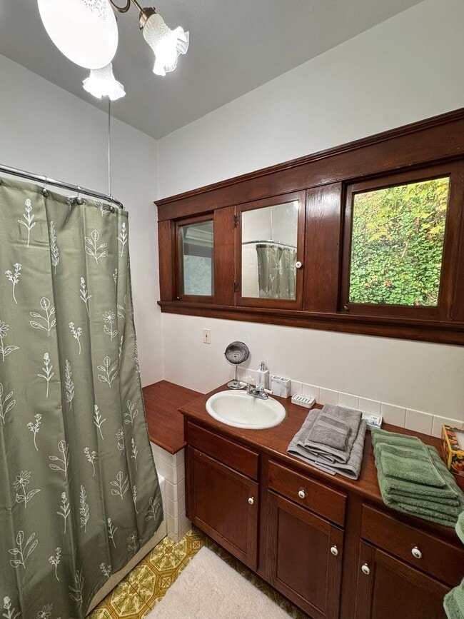 Building Photo - YOUR PACIFIC NORTHWEST RETREAT AWAITS! AV CHARGING STATION, GORGEOUS VIEWS, PRIVACY AND MORE!