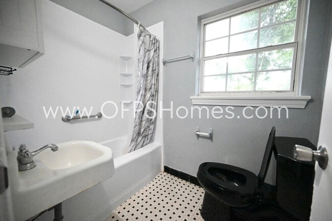 Building Photo - 131 Adkinson Dr