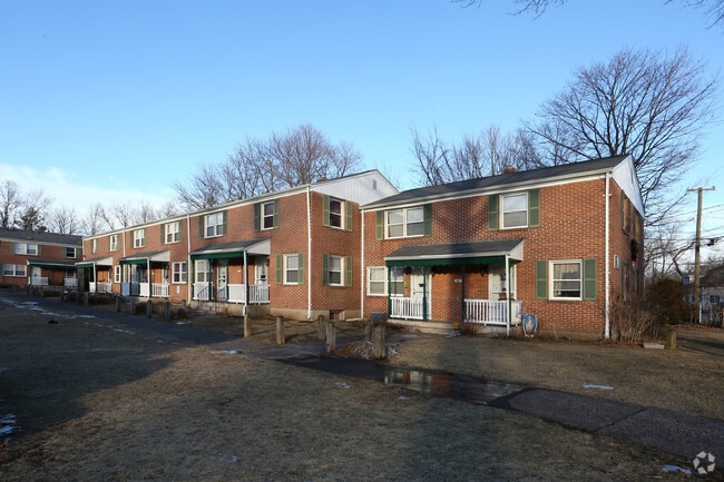 Primary Photo - Central Court