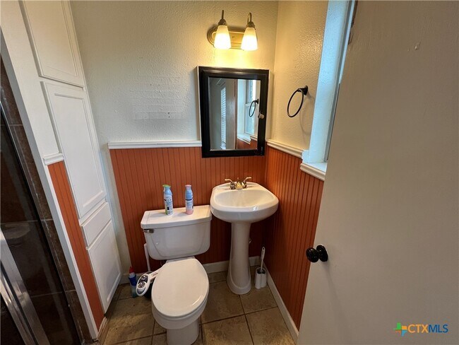 Building Photo - 10694 FM1670