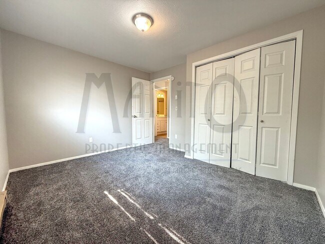 Building Photo - Nora Duplex*