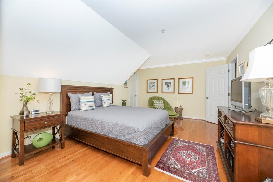 Bedroom 3 with walk-in closet - 2507 Mill Race Rd
