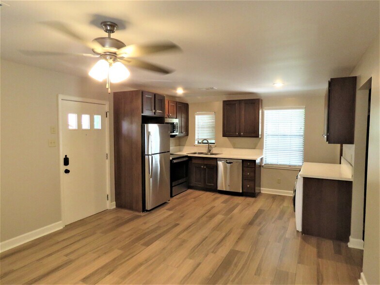 Building Photo - 509 E 7th St