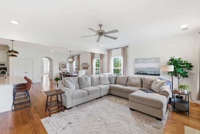 Building Photo - Luxury Executive Living in Sought-After Franklin Community
