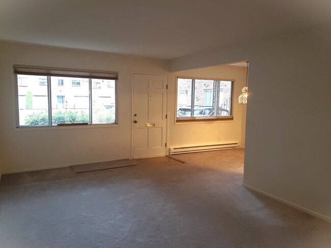 Building Photo - Charming Updated 2 bed/1 bath Condo on Gro...