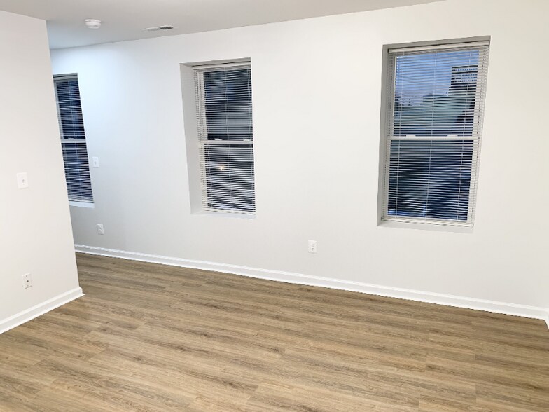 Building Photo - 1600 S Charles St