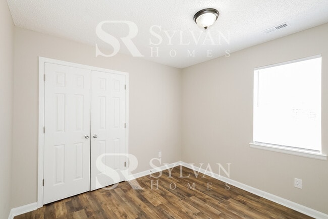 Building Photo - Cute, cozy and comfortable