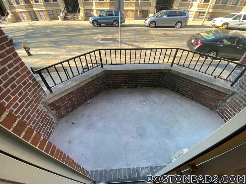 Building Photo - 190 Kelton St