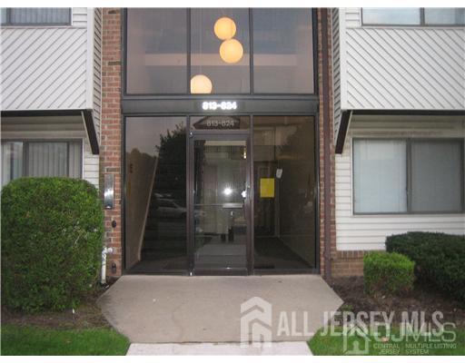 Building Photo - 802 Edison Glen Terrace