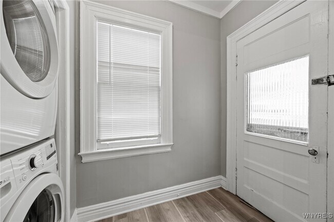 Building Photo - 522 W Ferry St