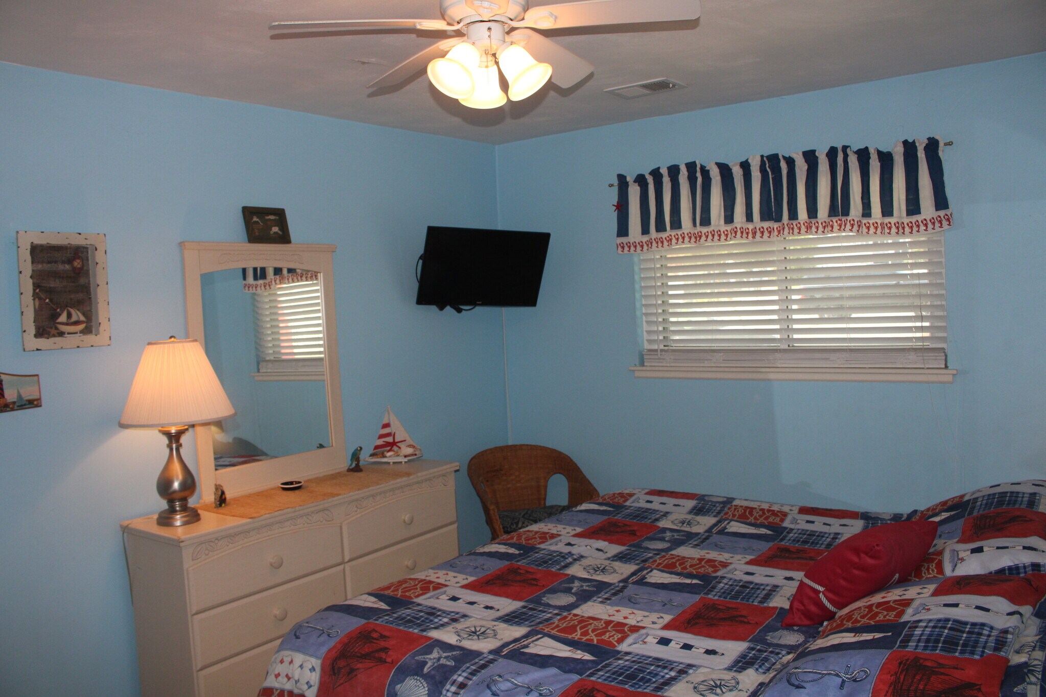 Master bedroom, king bed - 5602 Atlantic Ave