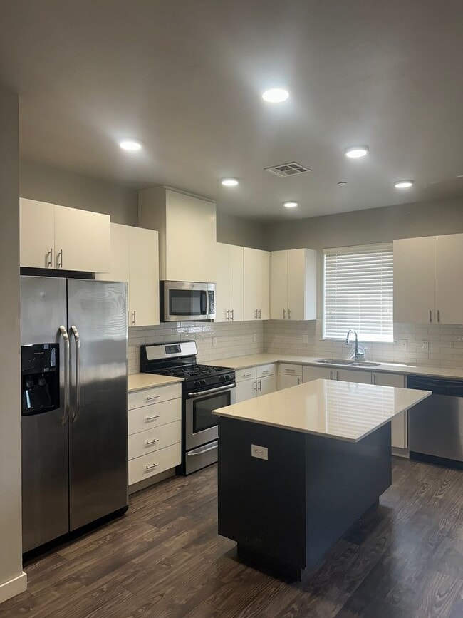 Building Photo - 3 Bedroom Townhome with ALL APPLIANCES at a great price!!