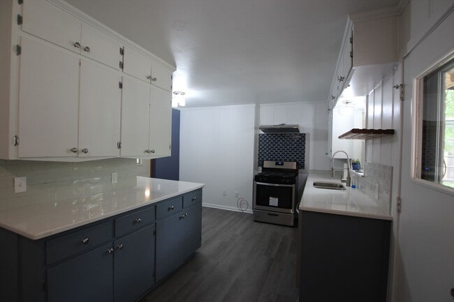 Building Photo - Adorable 3 Bed 2 Bath in Tyler with TWO Li...