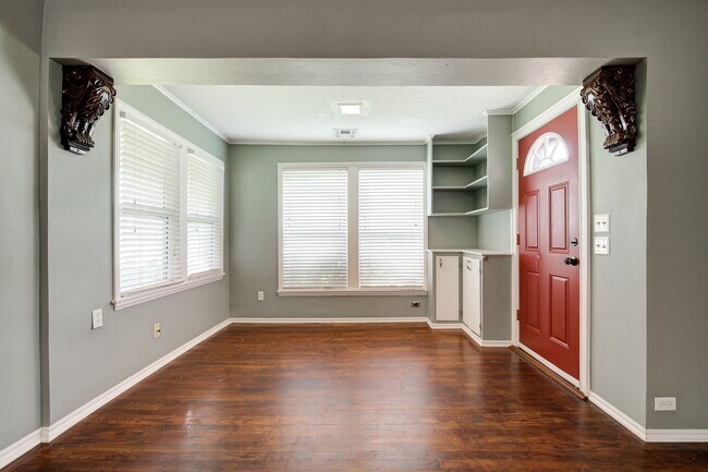 Building Photo - Super Cute Brick Home in Uptown OKC!