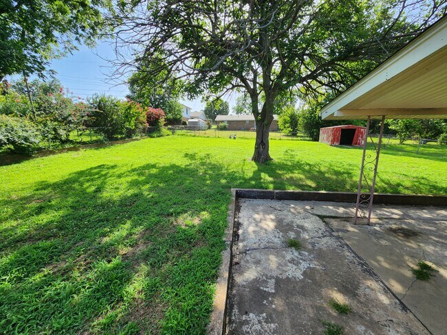 Building Photo - 925 N Linda Ave