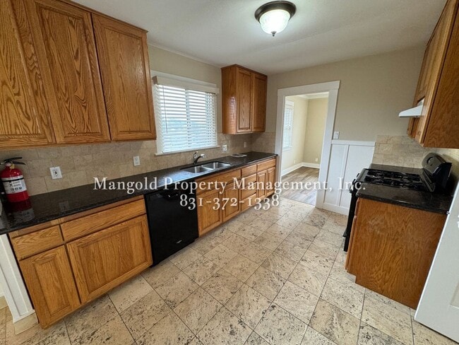 Building Photo - Great Home Located In New Monterey Neighbo...