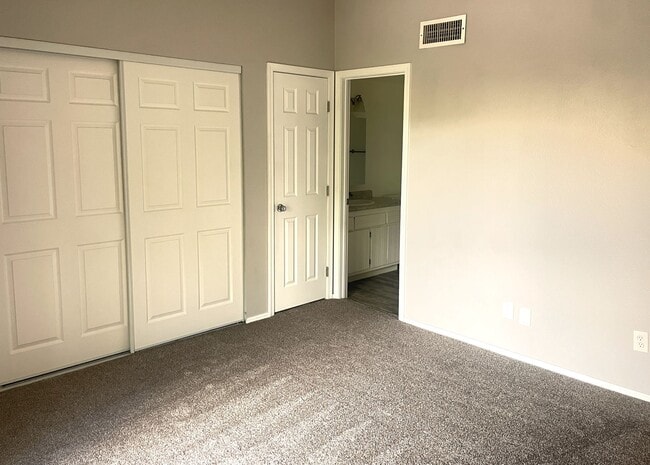 Building Photo - TOWNHOME - VILLAGE OF OAK CREEK - RED ROCK VIEWS