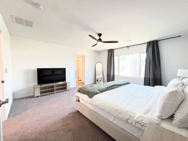 Building Photo - Beautiful 3-story home with 4 bedrooms and 3.5 bathrooms