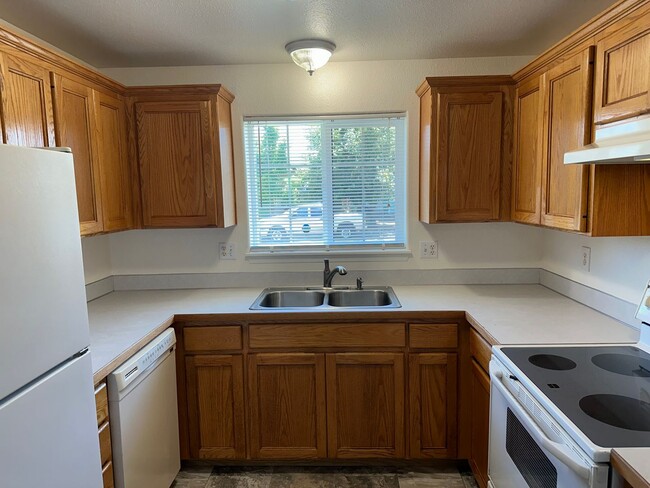 Building Photo - Updated 2 bedroom 2 bath triplex in Spring...