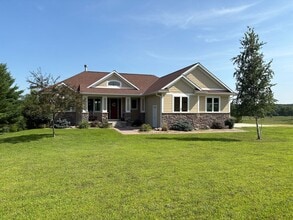 Building Photo - 220 Meadow Woods Dr