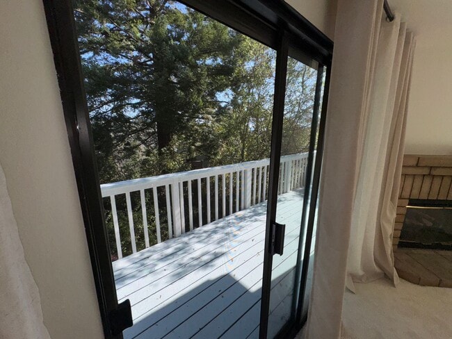 Building Photo - Walking distance to beaches, restaurants, 3 bedroom, 2 bathroom, upstairs level of home