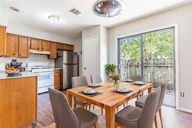 Building Photo - 6201 Berkett Cove