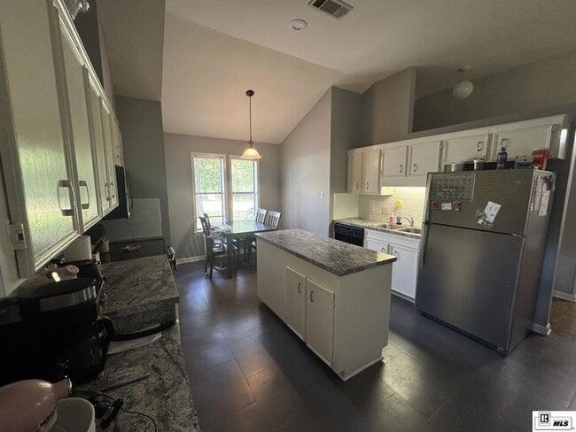 Building Photo - 3003 Lafourche Ave