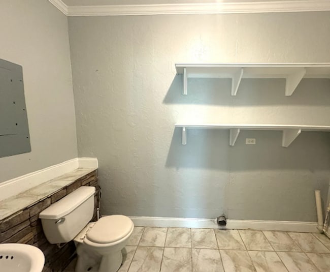 Building Photo - 3 BED 1.5 BATH IN JVILLE!
