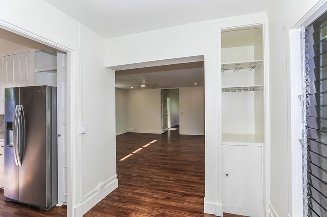 Building Photo - Kahala Avenue Beachside -  1 minute walk to beach  Recently remodeled w/fenced yard. 1 bdrm, 1 ba...