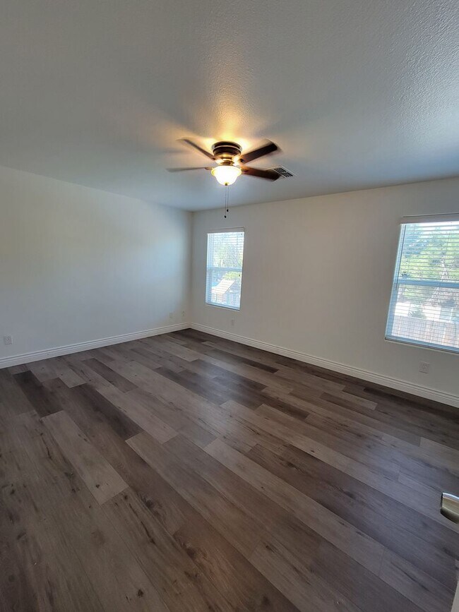 Building Photo - 4 Bedroom 2 Bathroom Home Close to Shopping and Restaurants!!