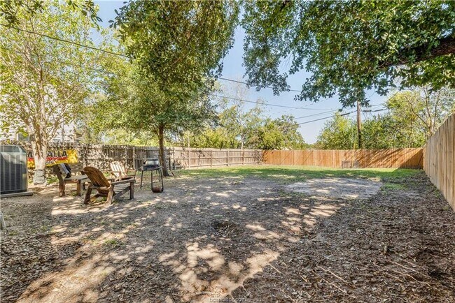 Building Photo - LOCATION!! LOCATION!! Walking Distance to ...