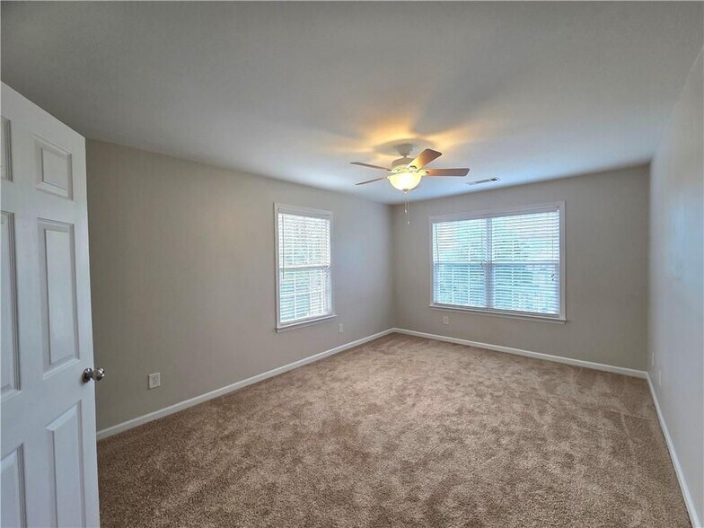 Building Photo - 621 Roxtree Ct NE