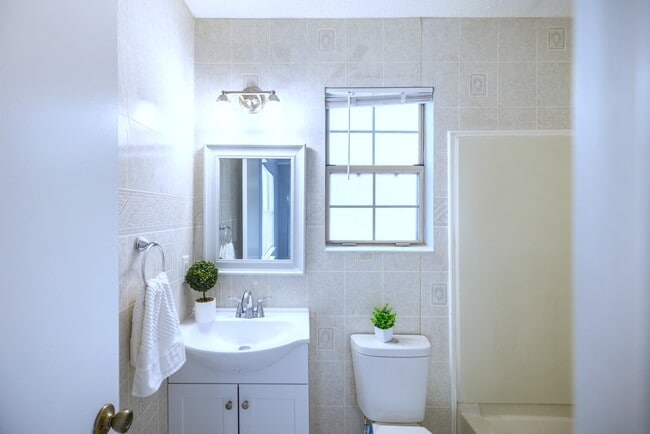 Building Photo - 203 Monroe Ave