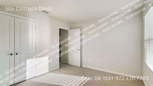 Building Photo - 504 Cottner Dr