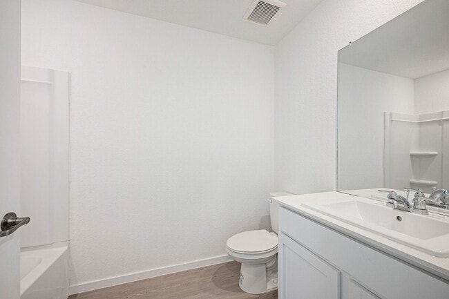 Building Photo - 606 W Cypress St