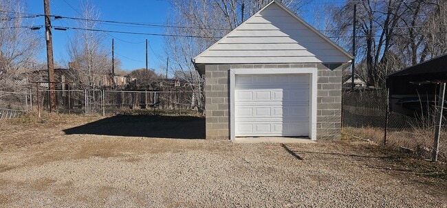 Building Photo - 545 S Carbon Ave